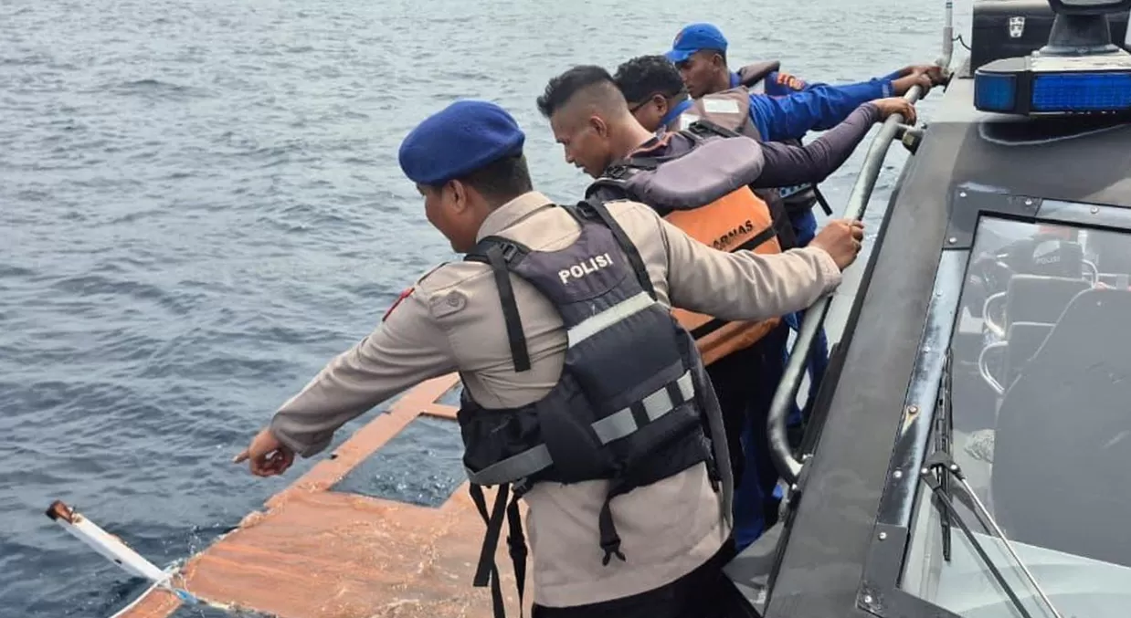 Indonesian rescuers search for a Spanish coach and 3 children after tour boat sinks