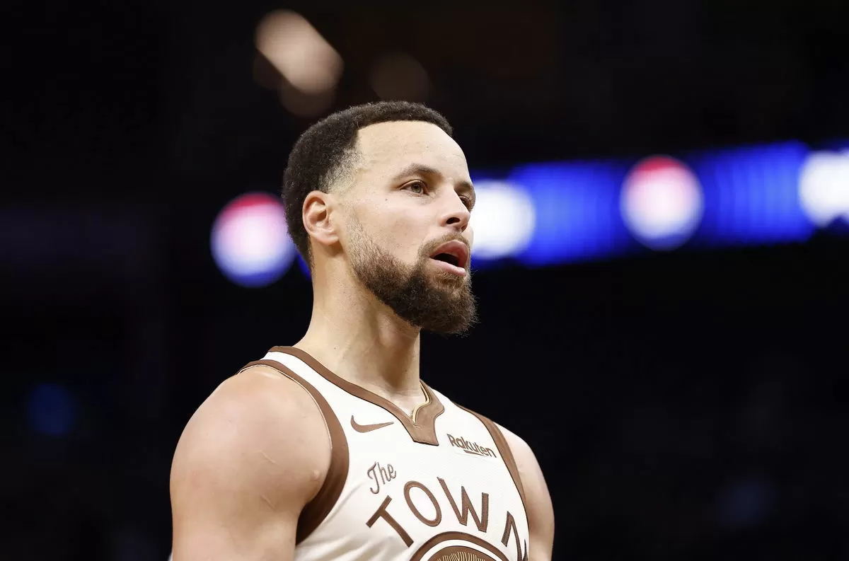 Warriors Announce Roster Move Amid Stephen Curry, Kristaps Porzingis Injuries