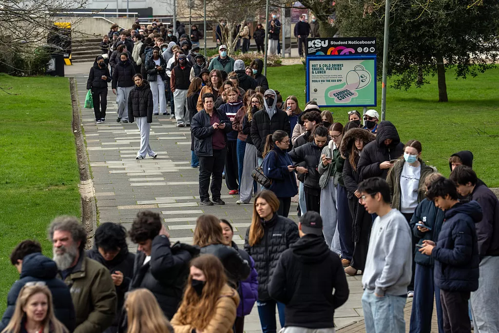 2 people dead after meningitis outbreak at U.K. university