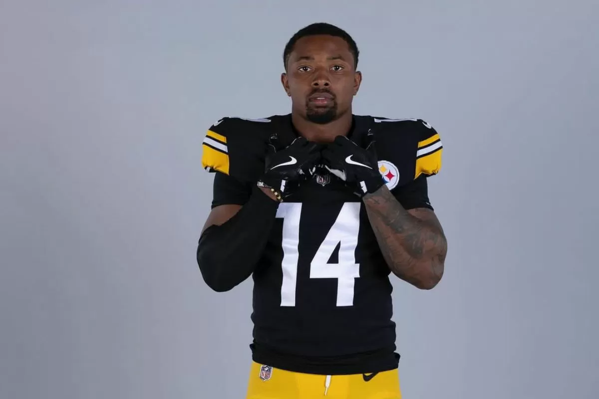 Pittsburgh Steelers Sign Former Cowboys RB After Losing Kenneth Gainwell to Buccaneers in $14M Deal