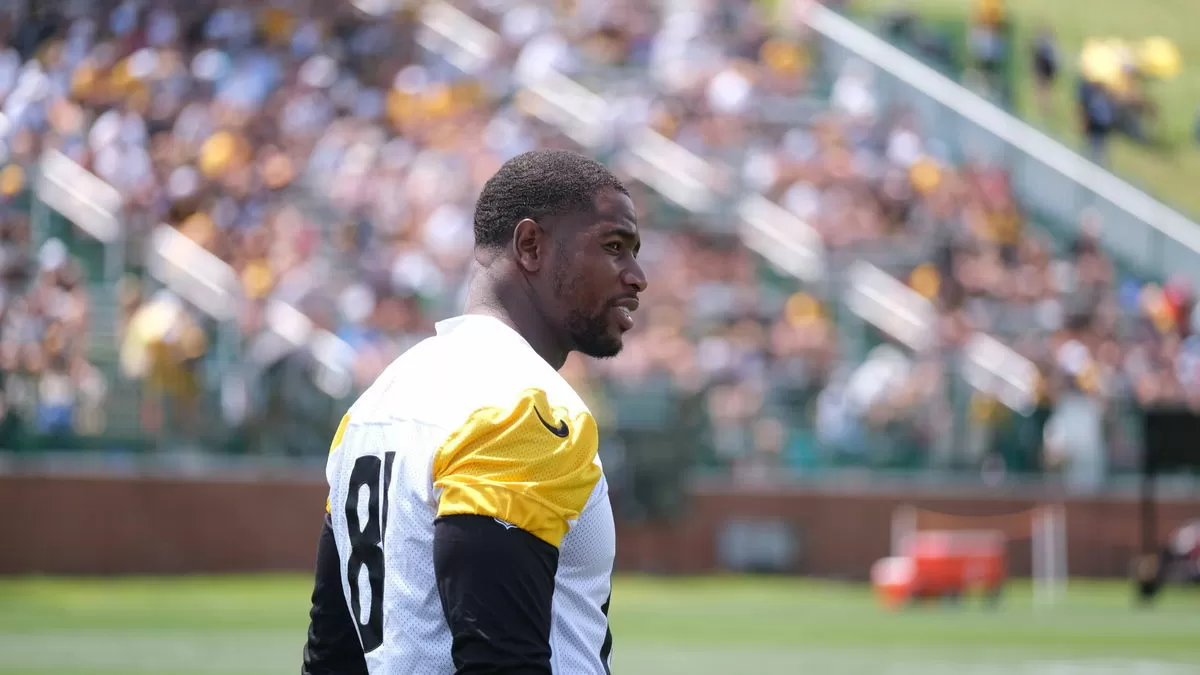 Steelers Cutting Jonnu Smith All but Confirms Pat Freiermuth’s Future After Aaron Rodgers’ Support