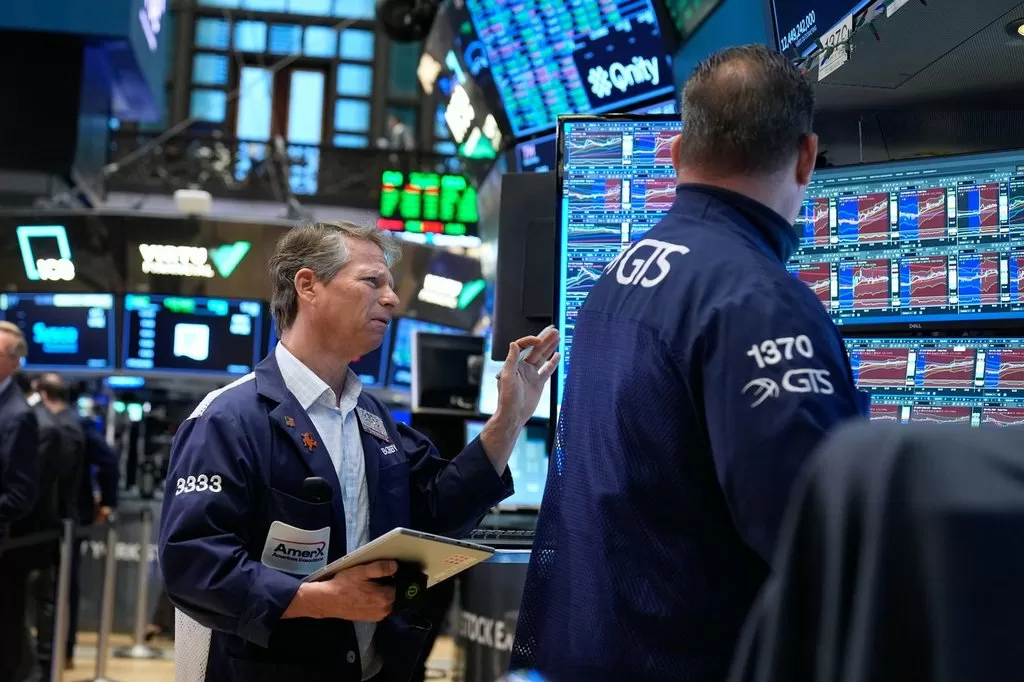 Oil prices keep climbing as Iran war uncertainty drags stock markets down