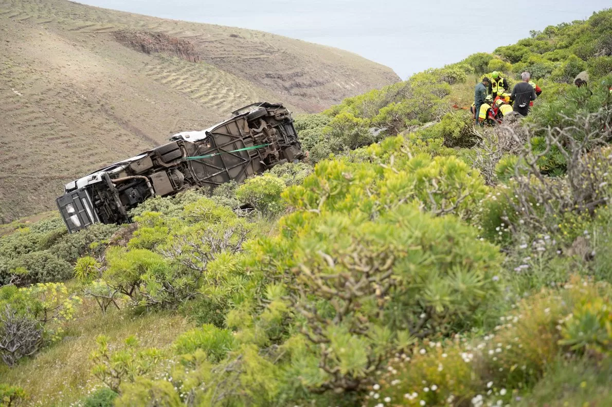 1 dead, 27 hurt after bus with British tourists crashes on Spanish island