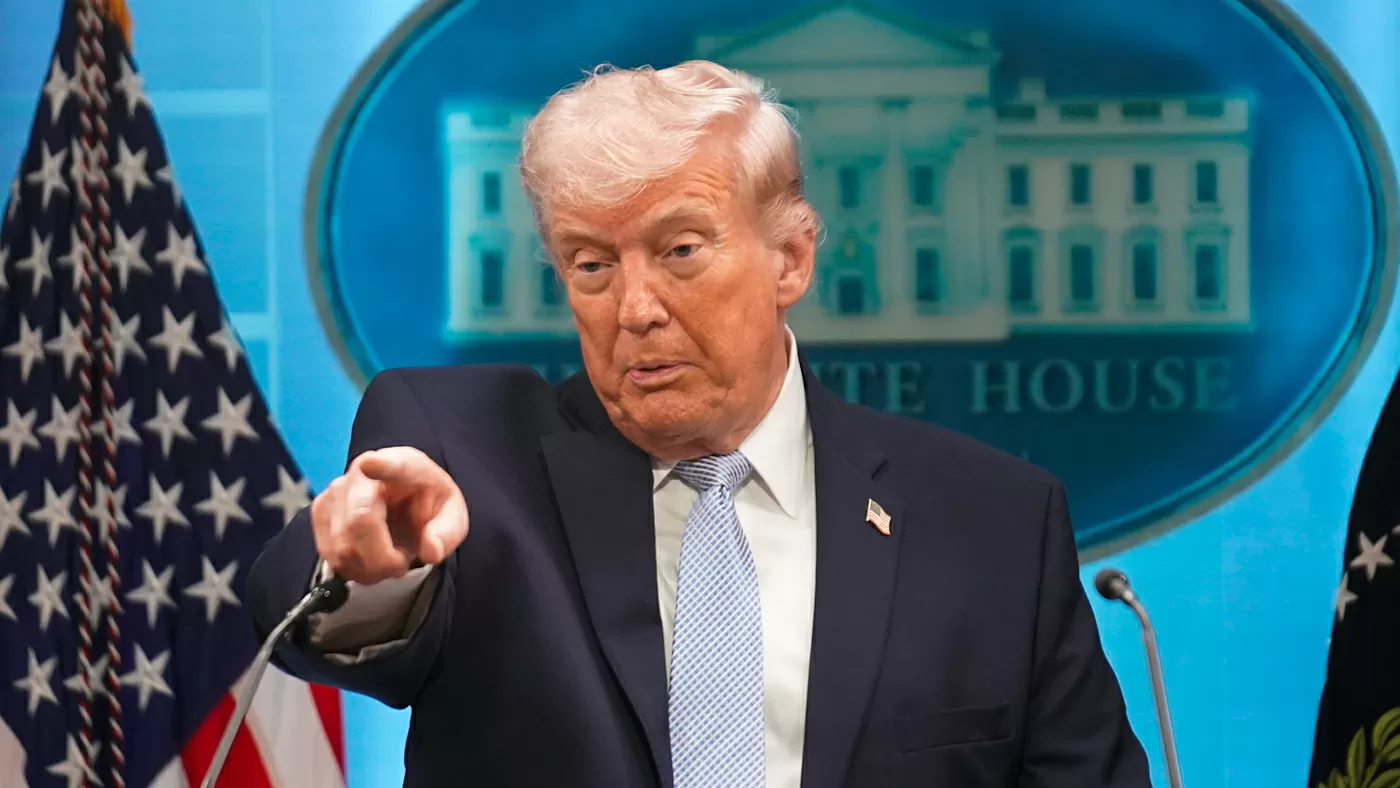 Democrats call for Trump's removal over threat against Iran